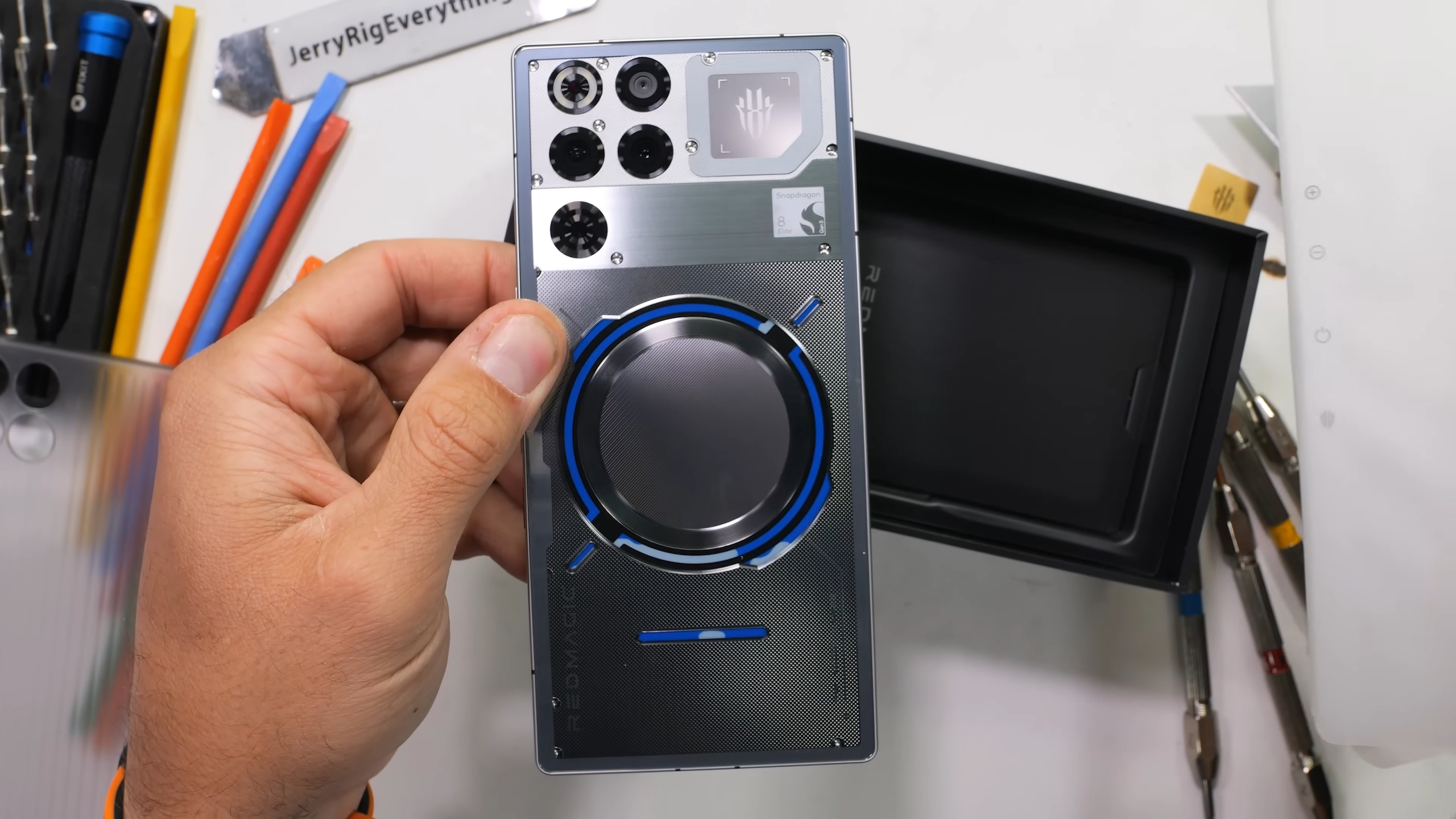 JerryRigEverything розібрав RedMagic 11 Pro: “Як іншопланетна технологія. Уявляю, як зрадіє Apple, коли винайде подібне років через 10